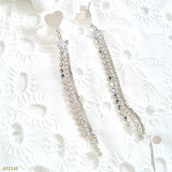 Arete plateado corazón y cadenas A01148