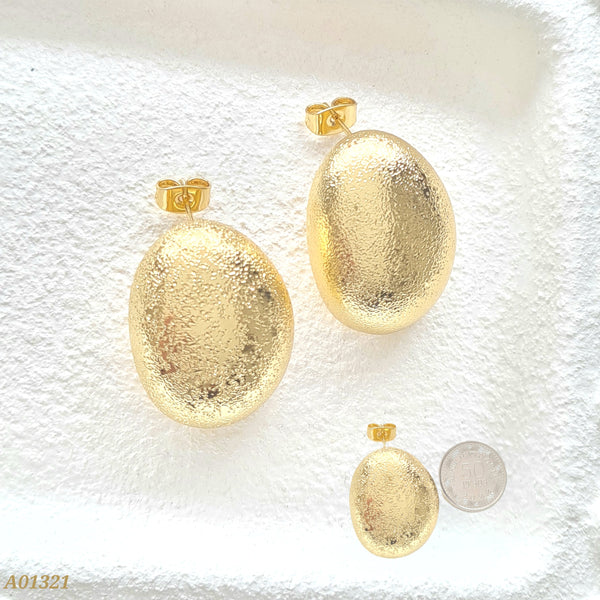 Arete ovalado con textura escarchada A01321