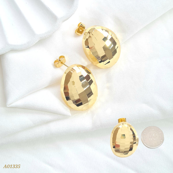 Arete ovalado con textura geométrica A01335