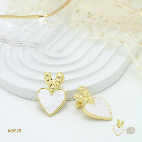 Arete corazón doble con nácar A01336