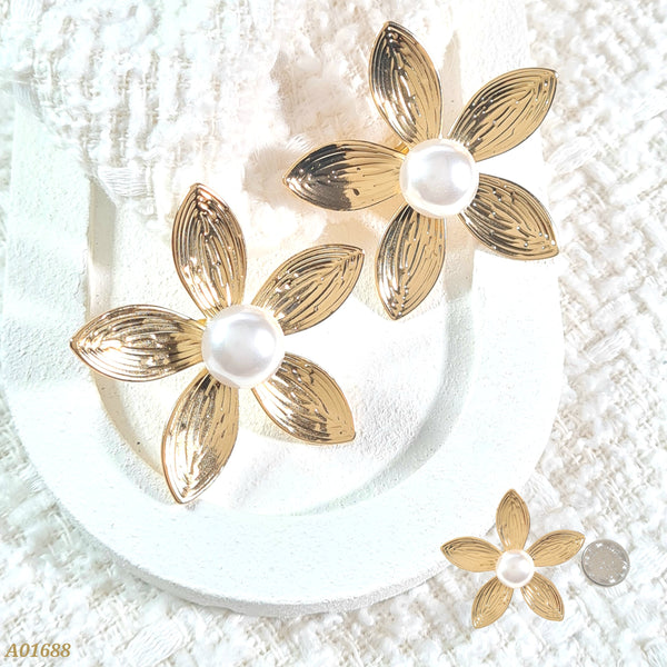 Arete flor perla A01688