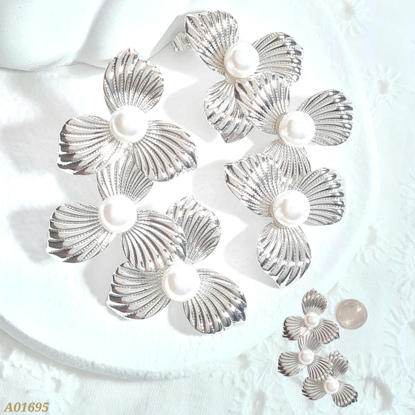 Arete plateada triple flor A01695