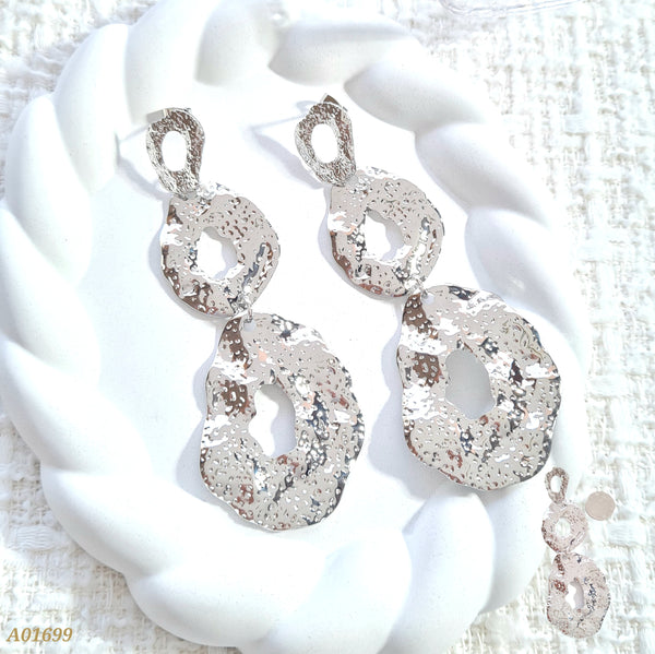 Arete plateado irregular con textura A01699