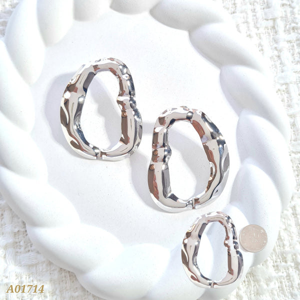 Arete plateado ovalo irregular A01714