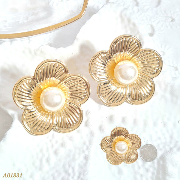 Arete flor perla y textura A01831