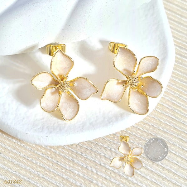 Arete flor blanca A01842