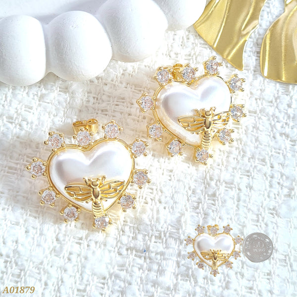Arete corazón blanco con abeja A01879