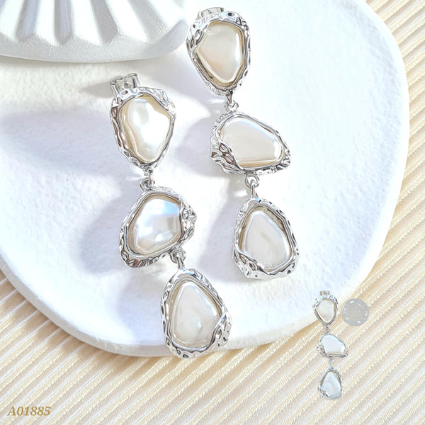 Arete plateado irregular con nácar A01885