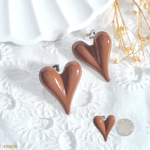 Arete corazón café A01888