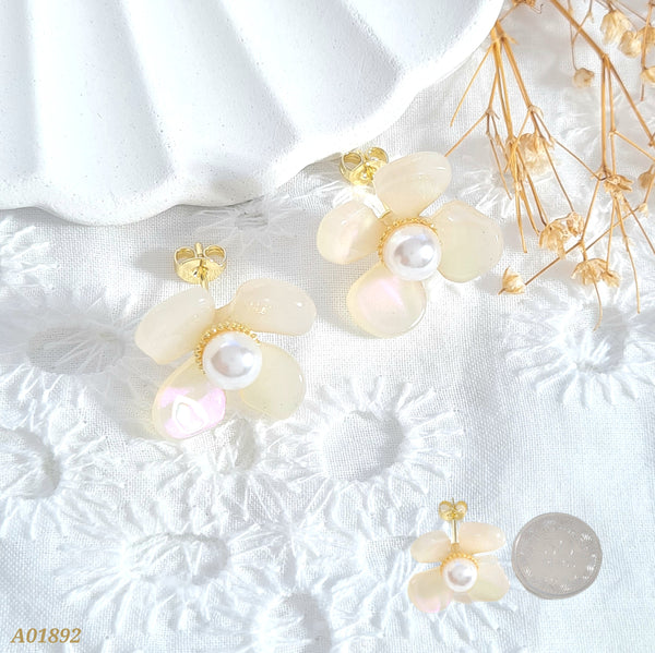 Arete flor en nácar y perla A01892