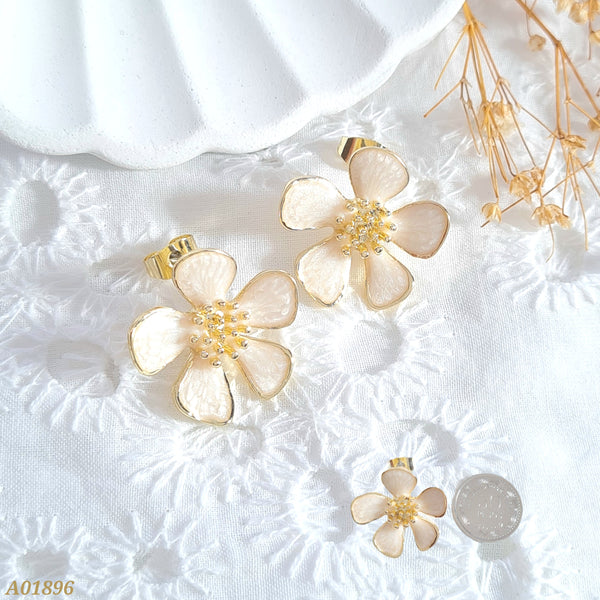 Arete flor blanca A01896