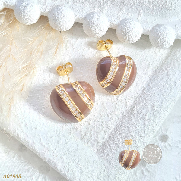 Arete corazón café y zircón A01908