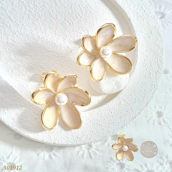 Arete flor blanca A01912