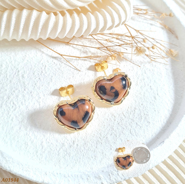 Arete corazón animal print A01944