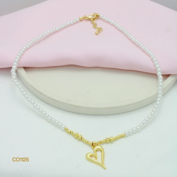 Cadena en perlas con dije corazón C01126