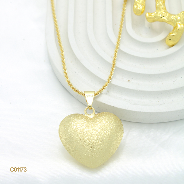 Cadena con textura y corazón escarchado C01173