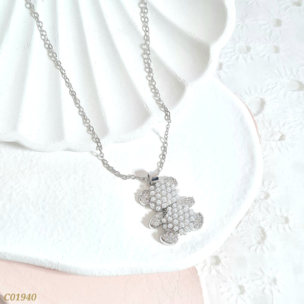 Cadena plateada con oso en perlas C01940