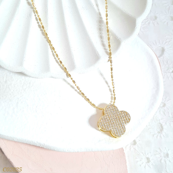 Cadena trébol zircones C02025