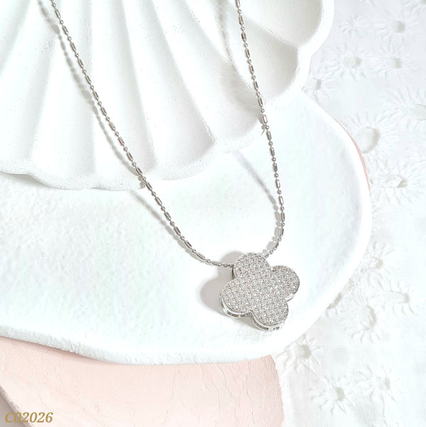 Cadena plateada trébol zircones C02026