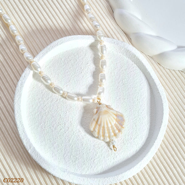 Cadena de perlas y concha de mar C02220