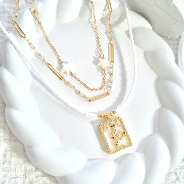 Collar triple mostacilla blanca y medalla serpiente C0466