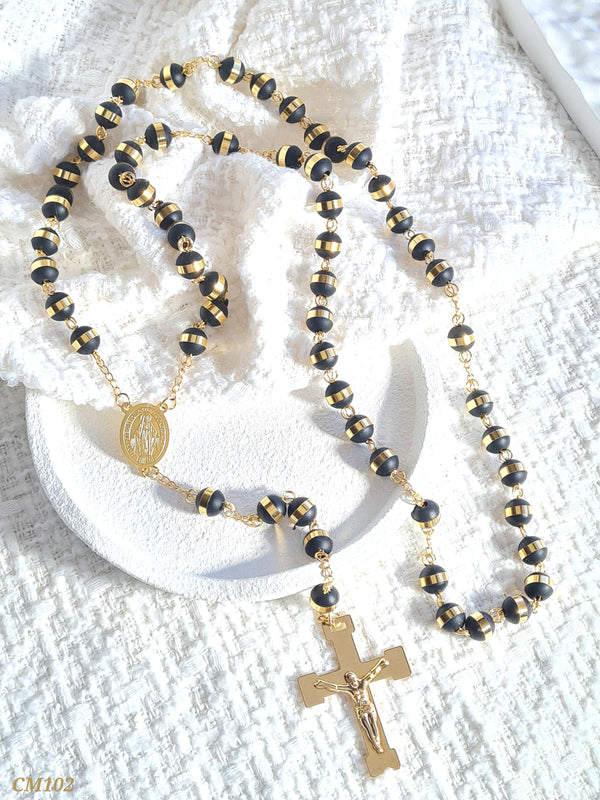 Camándula masculina en neopreno negro arandelas doradas CM102