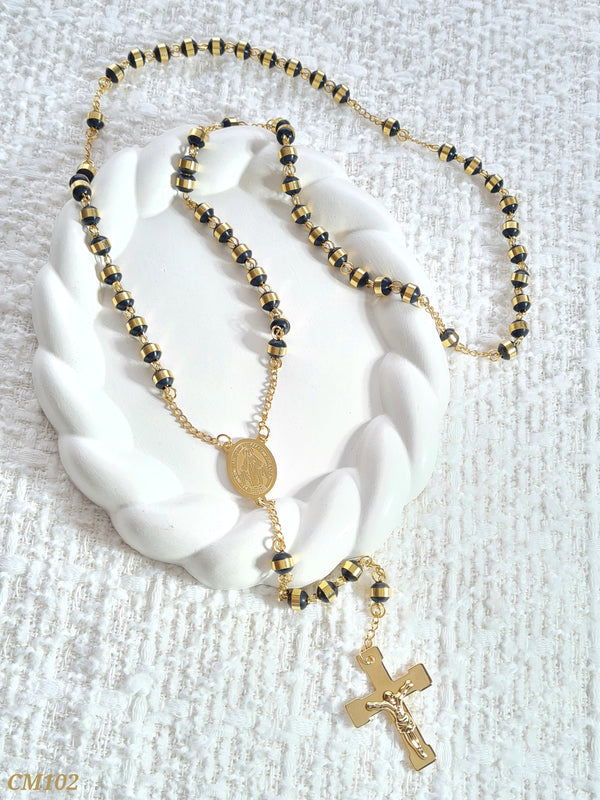 Camándula masculina en neopreno negro arandelas doradas CM102