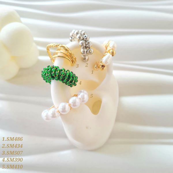 Earcuffs tejidos con balines y mostacilla