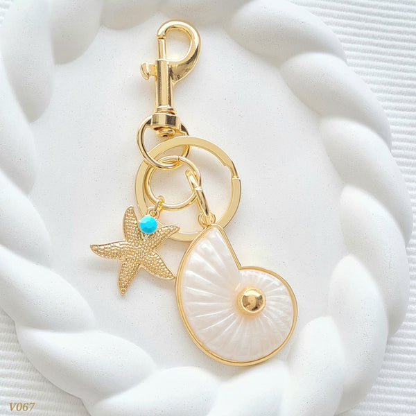 Bag charm caracol blanco V067